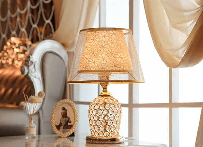 Mẫu thiết kế phòng cưới đẹp với đèn trang trí hoa văn hài hòa lấp lánh ánh pha lê