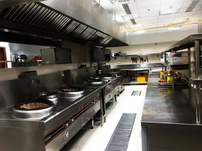 Không gian bếp gọn gàng kiên cố và sử dụng hệ thống bếp hiện đại