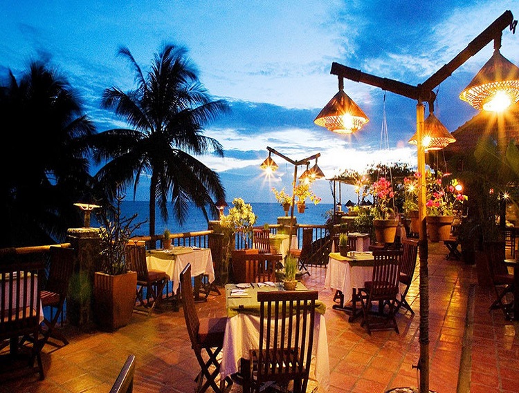 Nhà hàng với bầu trời xanh kết hợp với anh đèn lung linh cực kỳ lãng mạn