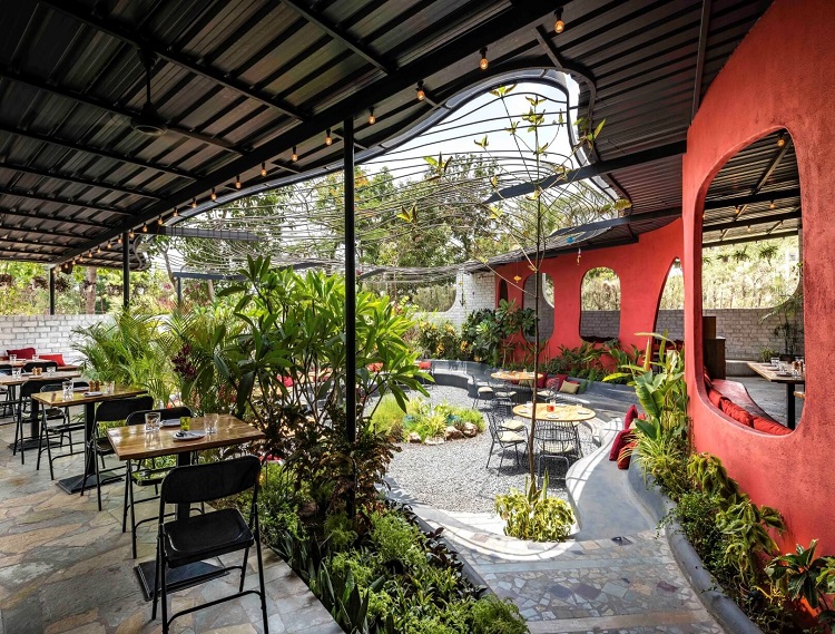 Nhà hàng xanh tươi với các tiểu cảnh ấn tượng cùng lối kiến trúc hiện đại