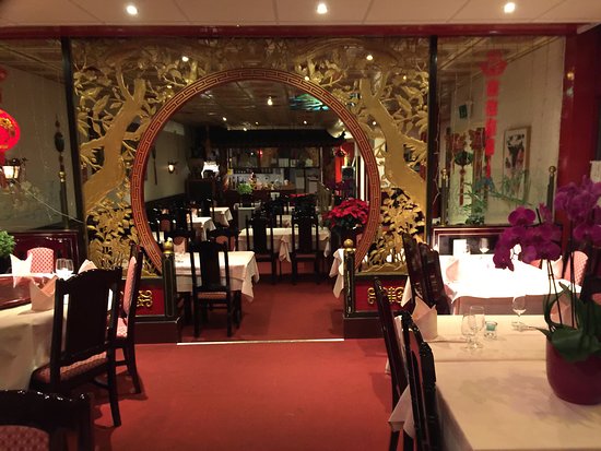 Mẫu nhà hàng đậm chất truyền thống với cửa uốn vòng nhấn nhá bởi hoa văn rồng phượng