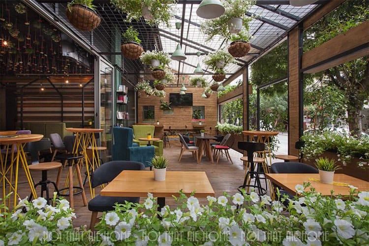 Thiết kế quán cafe mở với điểm nhấn là hoa tươi giúp không gian thoáng đãng
