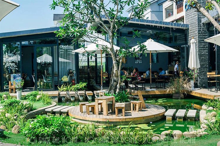 Thiết kế quán cafe với tiểu cảnh sân vườn ấn tượng