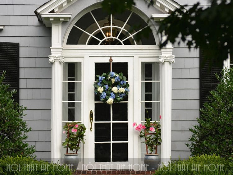 Ý tưởng trang trí cửa chính của mặt tiền biệt thự nhà phố với hoa và cây xanh