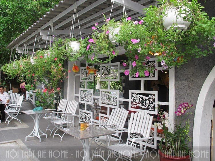 Hình ảnh mặt tiền của quán café nhà phố với hoa tươi khoe sắc