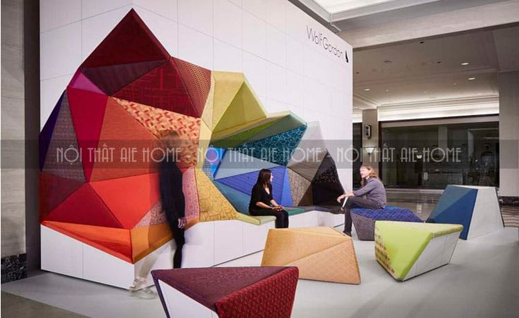 Không gian phòng chờ của văn phòng được thiết kế đa màu sắc sinh động