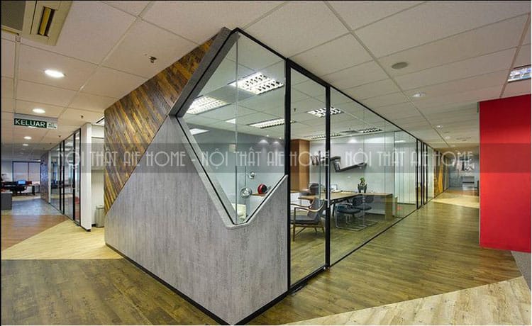 Không gian nội thất văn phòng rộng rãi hơn bởi những vách ngăn bằng kính