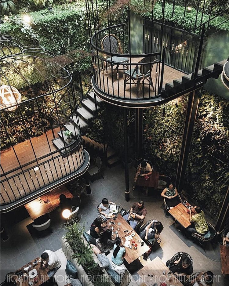 Không gian trong thiết kế quán cafe sân vườn nhỏ đẹp 1