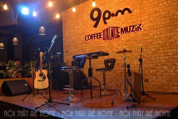 Hình ảnh mẫu thiết kế quán cafe đẹp với khu vực sân khấu cho ban nhạc