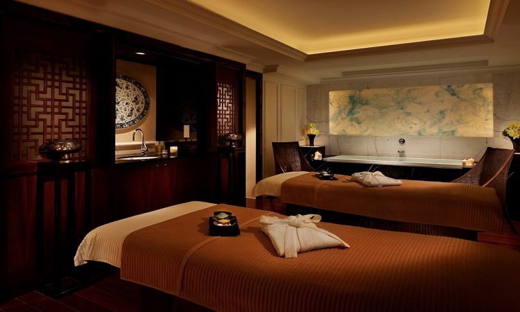 Hệ thống giường nằm kết hợp với nội thất tạo thành tổng thể hài hòa với tông màu nâu