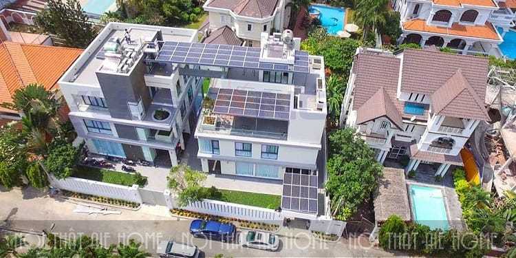 Năng lượng mặt trời được hấp thu trên tầng mái của thiết kế biệt thự