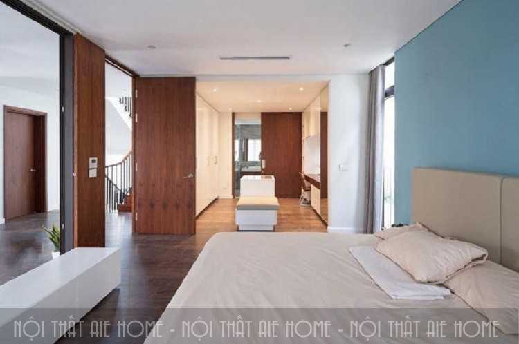 Không gian phòng ngủ tầng 2 rộng rãi với thiết kế nội thất đơn giản nhưng vẫn đảm bảo tiện nghi