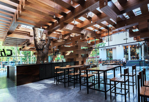 Không gian nhà hàng có chất liệu gỗ gần gũi với thiên nhiên