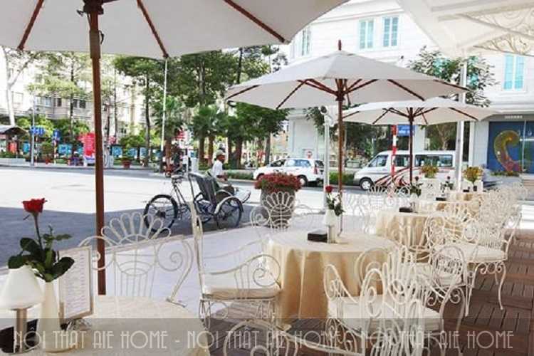 Bố trí bàn ăn ở ngoài trời mang đậm phong cách của người Pháp