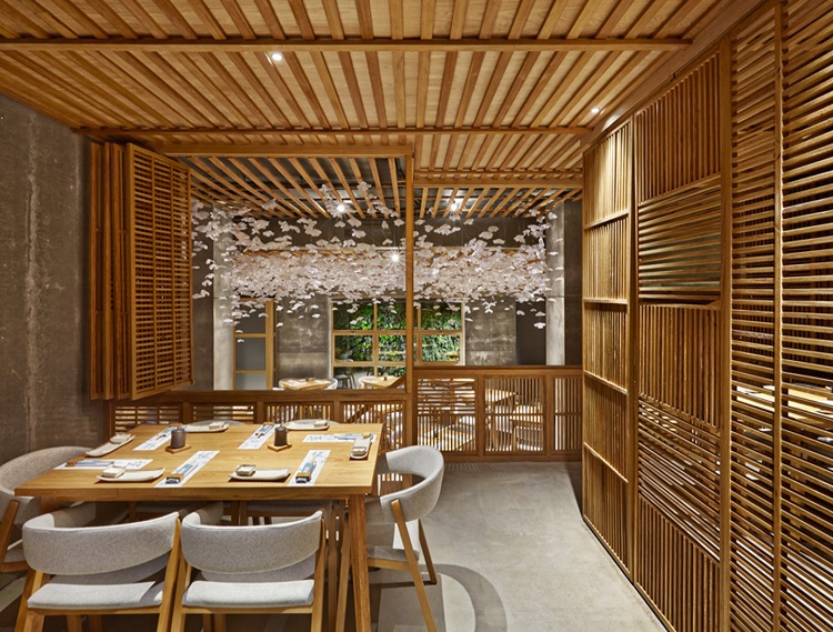 Điểm nhấn của nhà hàng là hệ thống mái tre bằng gỗ trúc thiên nhiên