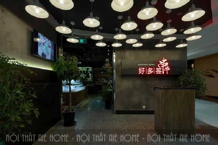 nhà hàng Trung Quốc với biển tên đỏ tiếng trung nổi bật