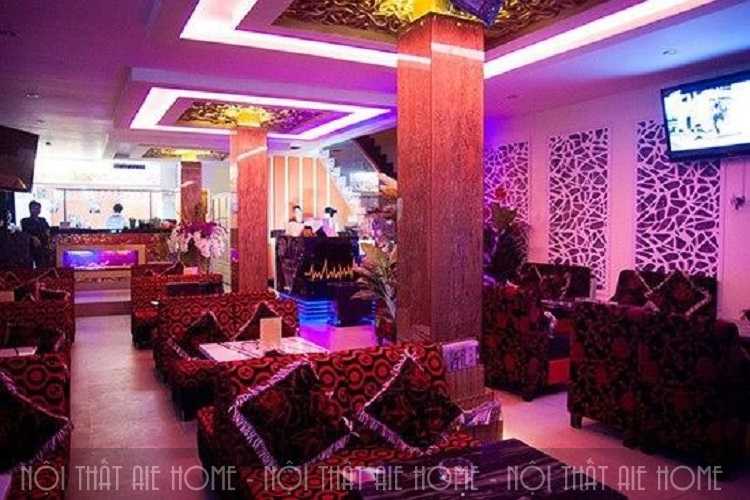 Quán cafe shisha với không gian huyền ảo của ánh sáng tím hấp dẫn khá nhiều khách hàng trẻ tuổi