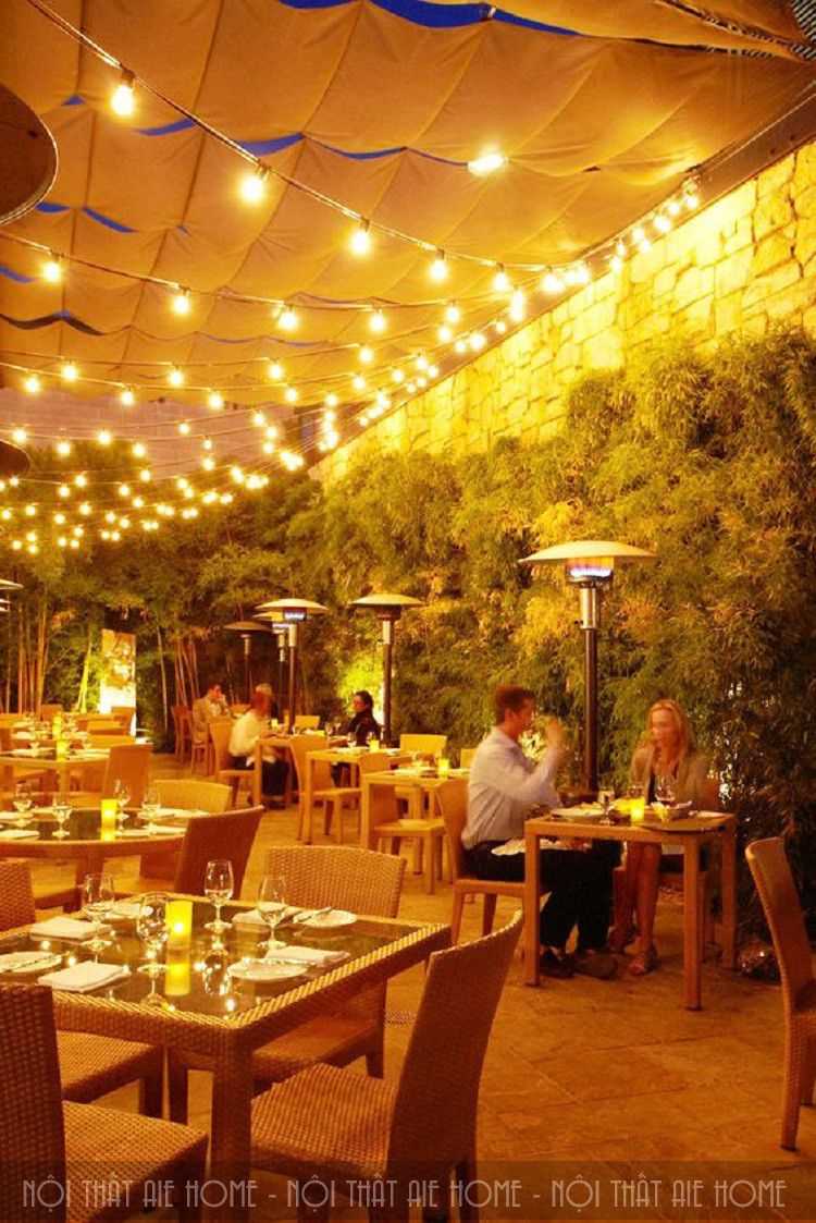 Không gian nhà hàng được trang trí bằng đèn chiếu sáng