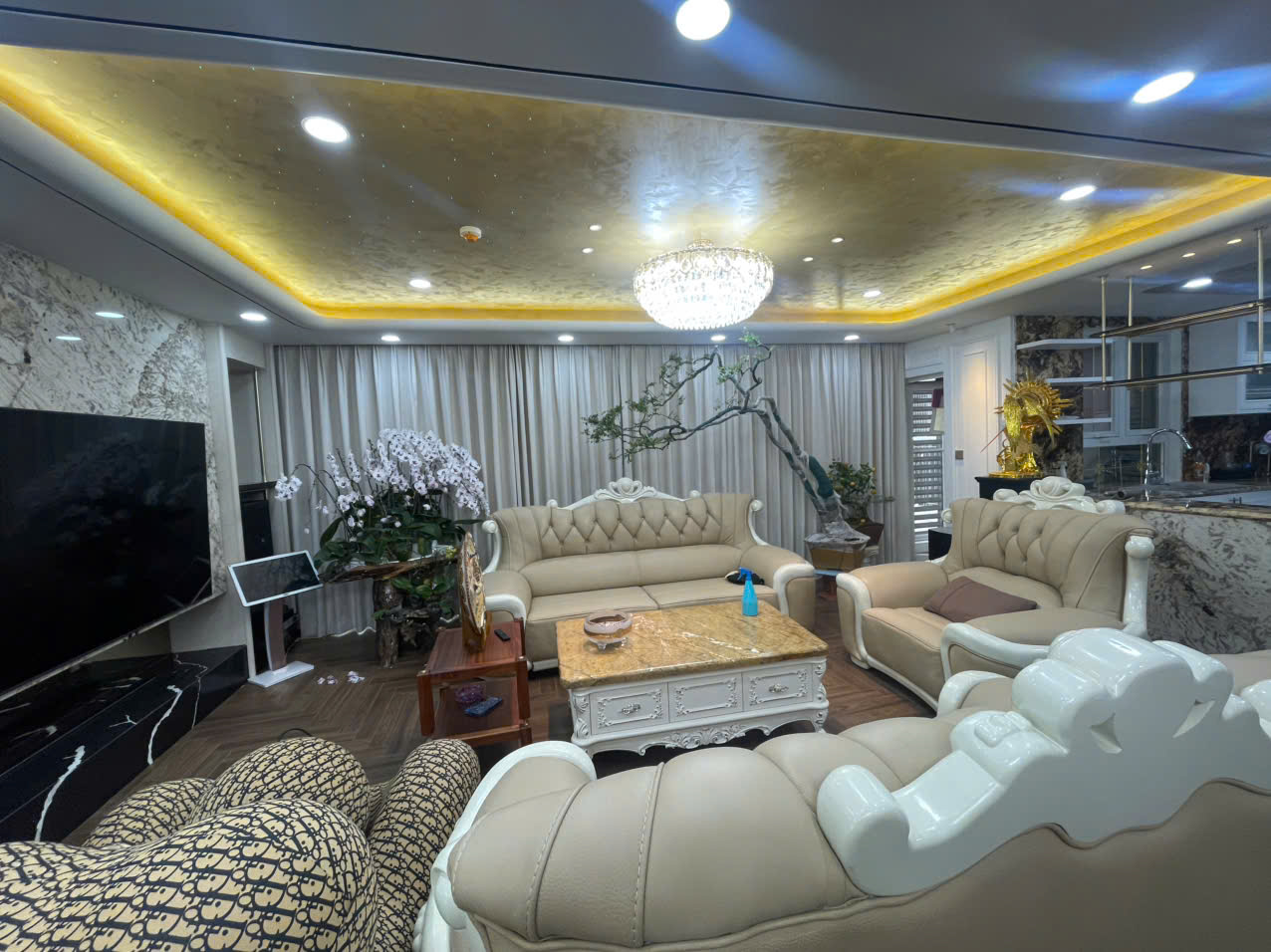 Toàn cảnh không gian sau khi hoàn thiện thi công nội thất phòng khách tân cổ sang trọng, toát lên vẻ quyền quý và bề thế.