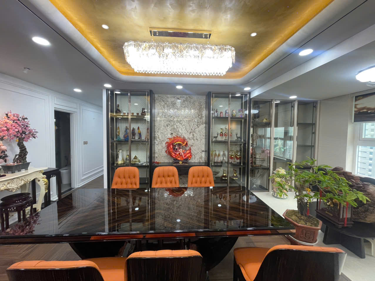 Hệ tủ rượu và tủ trang trí thi công nội thất phòng khách tân cổ sang trọng.